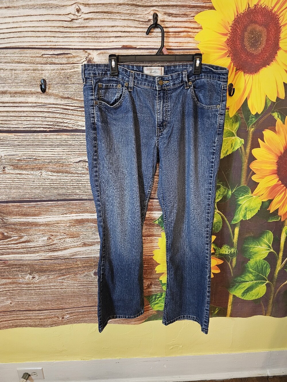 Levi's Signature Stretch Low Rise Bootcut Jeans in Denim Blue
